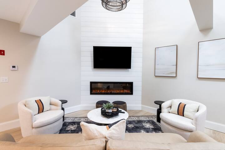 2 Bedrooms w/Loft & En-Suite Baths, Walk to Harbor gallery image 5