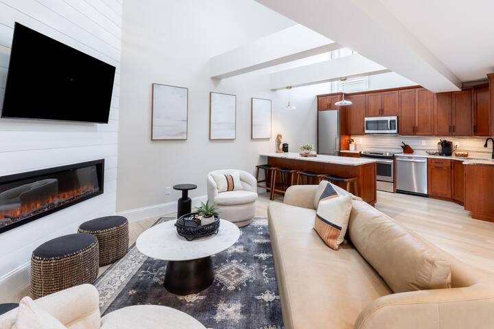 2 Bedrooms w/Loft & En-Suite Baths, Walk to Harbor gallery image 4