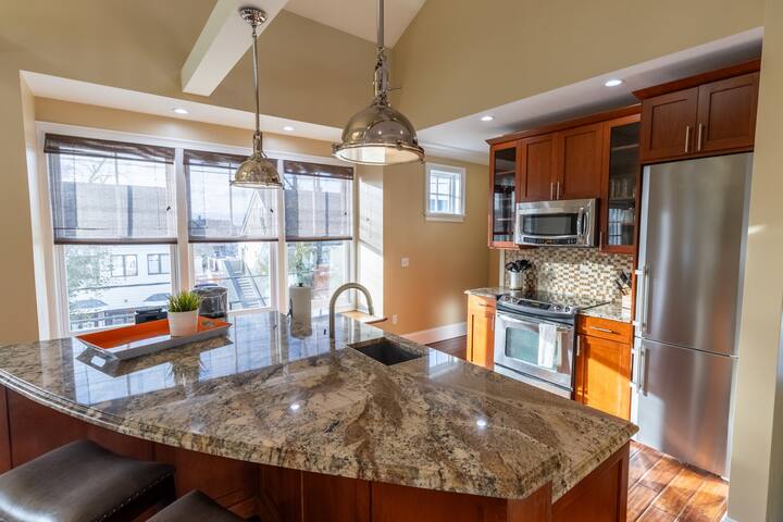 Top Floor Condo with Loft on Desired Thames Street gallery image 3