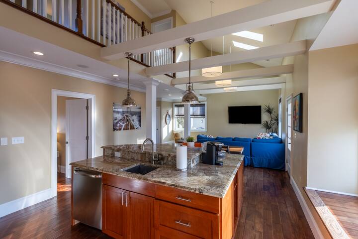 Top Floor Condo with Loft on Desired Thames Street gallery image 2