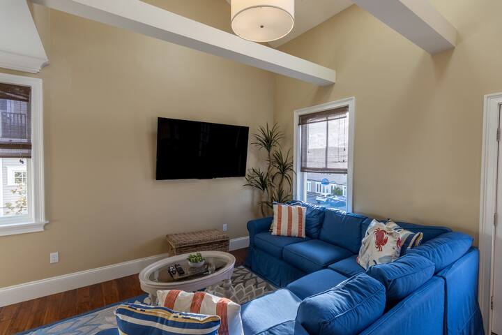 Top Floor Condo with Loft on Desired Thames Street gallery image 5