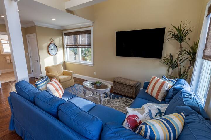 Top Floor Condo with Loft on Desired Thames Street gallery image 4