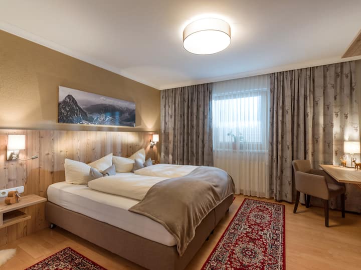 Dormitorio 1  con armario y caja fuerte, así como escritorio 