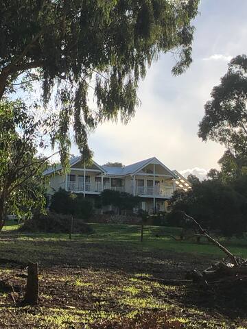 YALLINGUP RURAL RISE Large home/ peaceful setting