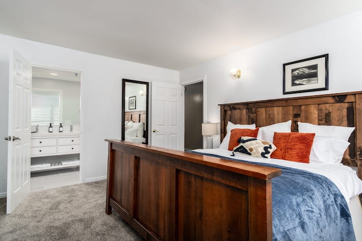 Spavaća soba na glavnoj etaži s bračnim krevetom (king size) i privatnom kupaonicom