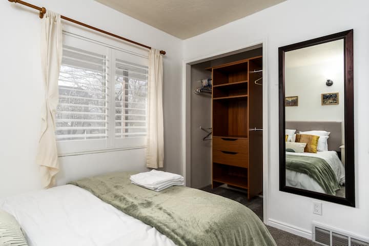 Udobna spavaća soba s bračnim krevetom (160-179 cm) i radnim stolom