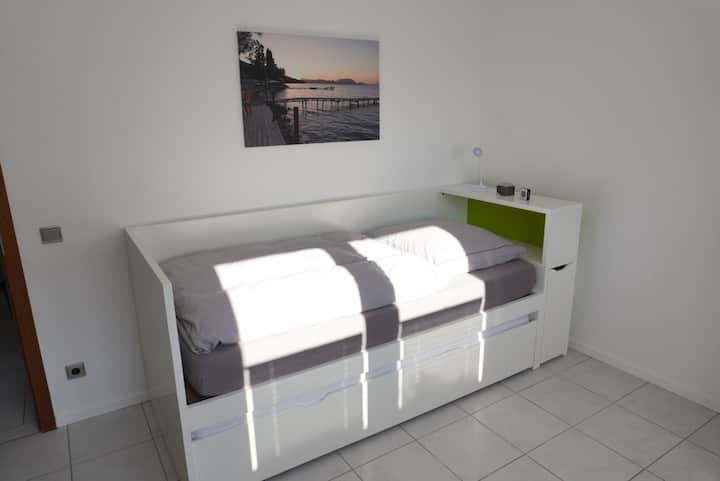 vysoká jednolôžko + vysúvacia posteľ (pohodlné otočné matrace - stredná tvrdosť alebo pevne voliteľná)