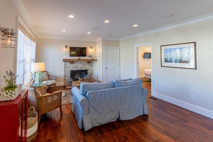 Coastal Condo w/Washer & Dryer – On Thames St