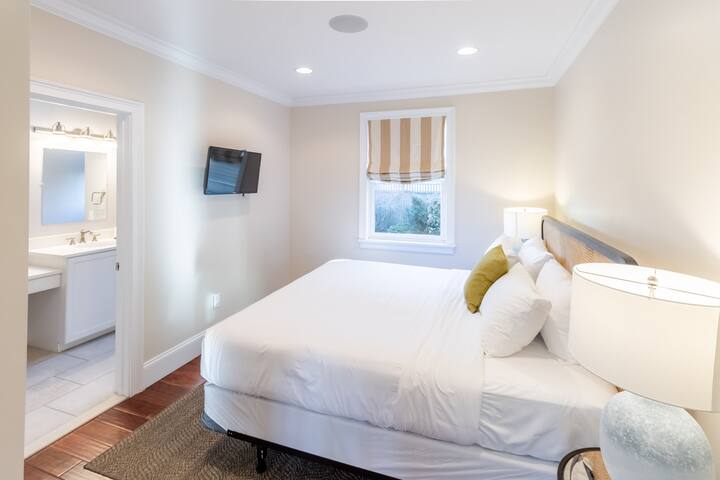 Coastal Condo w/Washer & Dryer – On Thames St gallery image 5