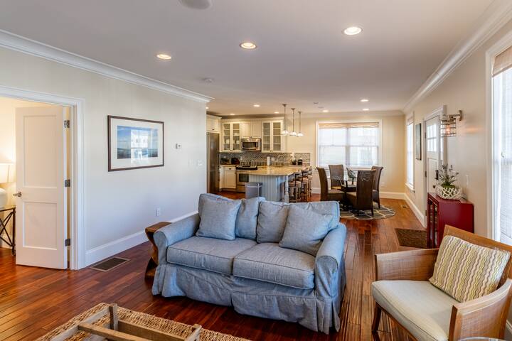 Coastal Condo w/Washer & Dryer – On Thames St gallery image 2