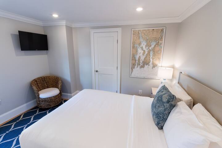 Open Concept w/ Fireplace, 5 min to Mansions gallery image 5