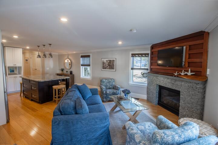 Open Concept w/ Fireplace, 5 min to Mansions gallery image 2