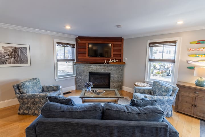 Open Concept w/ Fireplace, 5 min to Mansions