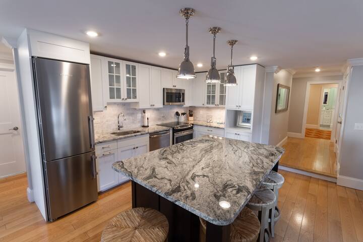 Open Concept w/ Fireplace, 5 min to Mansions gallery image 3