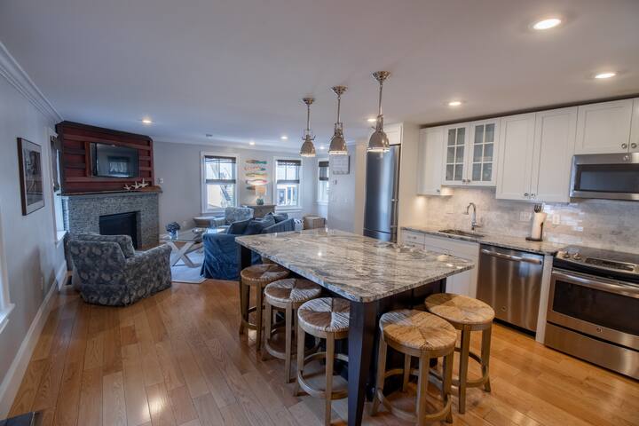 Open Concept w/ Fireplace, 5 min to Mansions gallery image 4