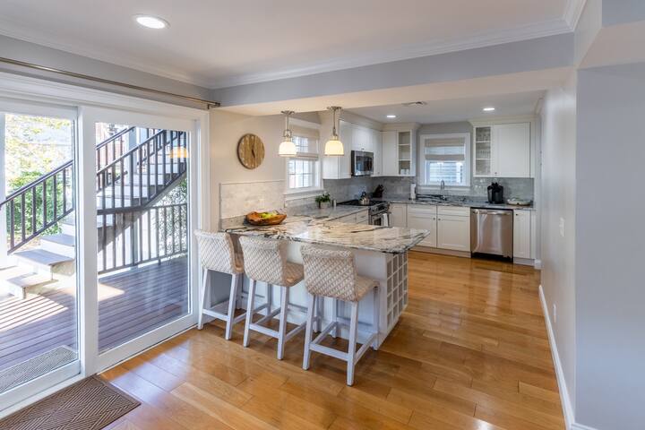 2 Levels, Gourmet Kitchen Minutes to Ocean Dr gallery image 3