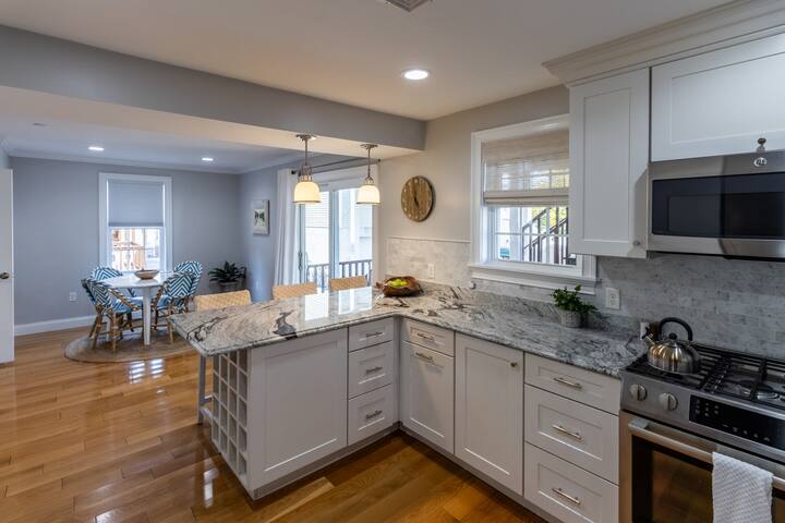 2 Levels, Gourmet Kitchen Minutes to Ocean Dr gallery image 4