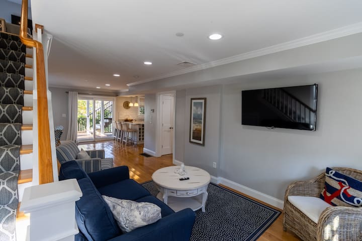 2 Levels, Gourmet Kitchen Minutes to Ocean Dr