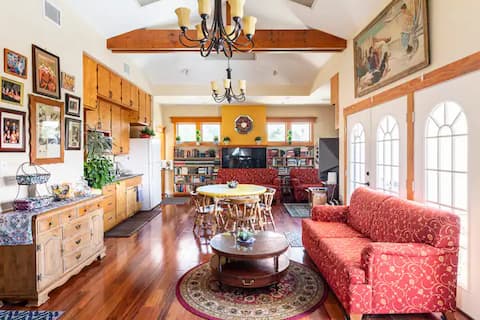 Top Airbnb: Upstairs Retreat in Whittier