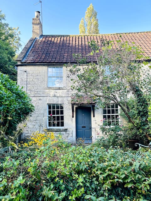 PRETTY GEORGIAN COTTAGE IN A VILLAGE NEAR BATH