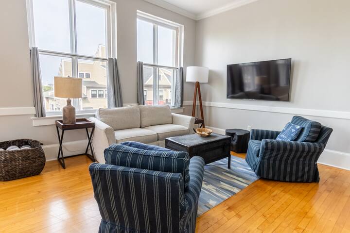 Gorgeous Condo w/Roof Deck, Harbor Views on Thames gallery image 4