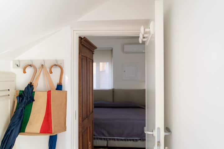 Entrada a la habitación ubicada en la planta baja 