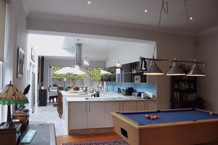 Large Victorian Family Home close to the Sea. gallery image 4