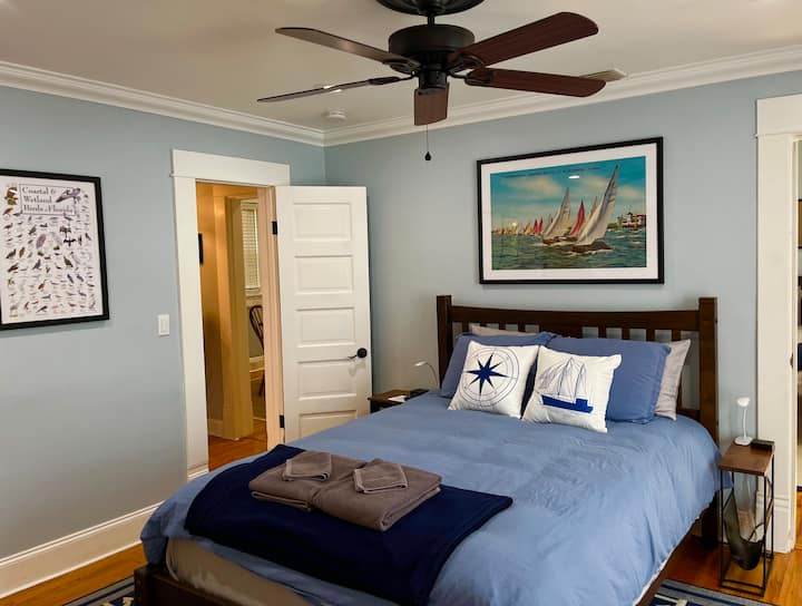 Dormitorio principal: con una lujosa cama tamaño queen, un gran televisor Vizio de 40 pulgadas, dos armarios remodelados y su propio baño en suite. Se une con el dormitorio delantero, cocina y lavandería, con puertas de bloqueo para mayor privacidad y su propia puerta de entrada con cerradura automática.