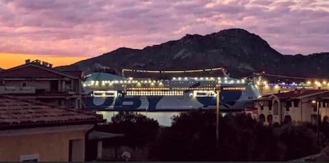 Top performing Airbnb: Veranda with harbor view + parking in Olbia