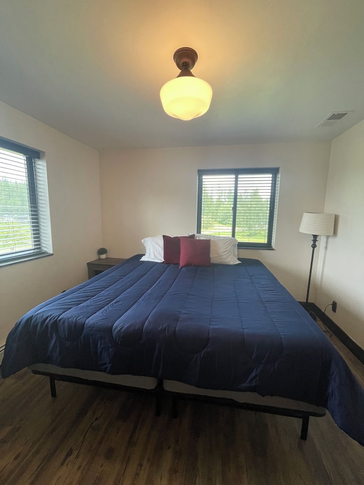 Cette chambre peut être aménagée avec UN lit king size OU deux lits jumeaux. Doit en faire la demande 2 semaines à l'avance.