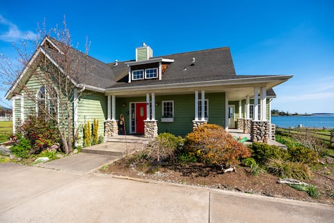 Waterfront Beach house, pet friendly