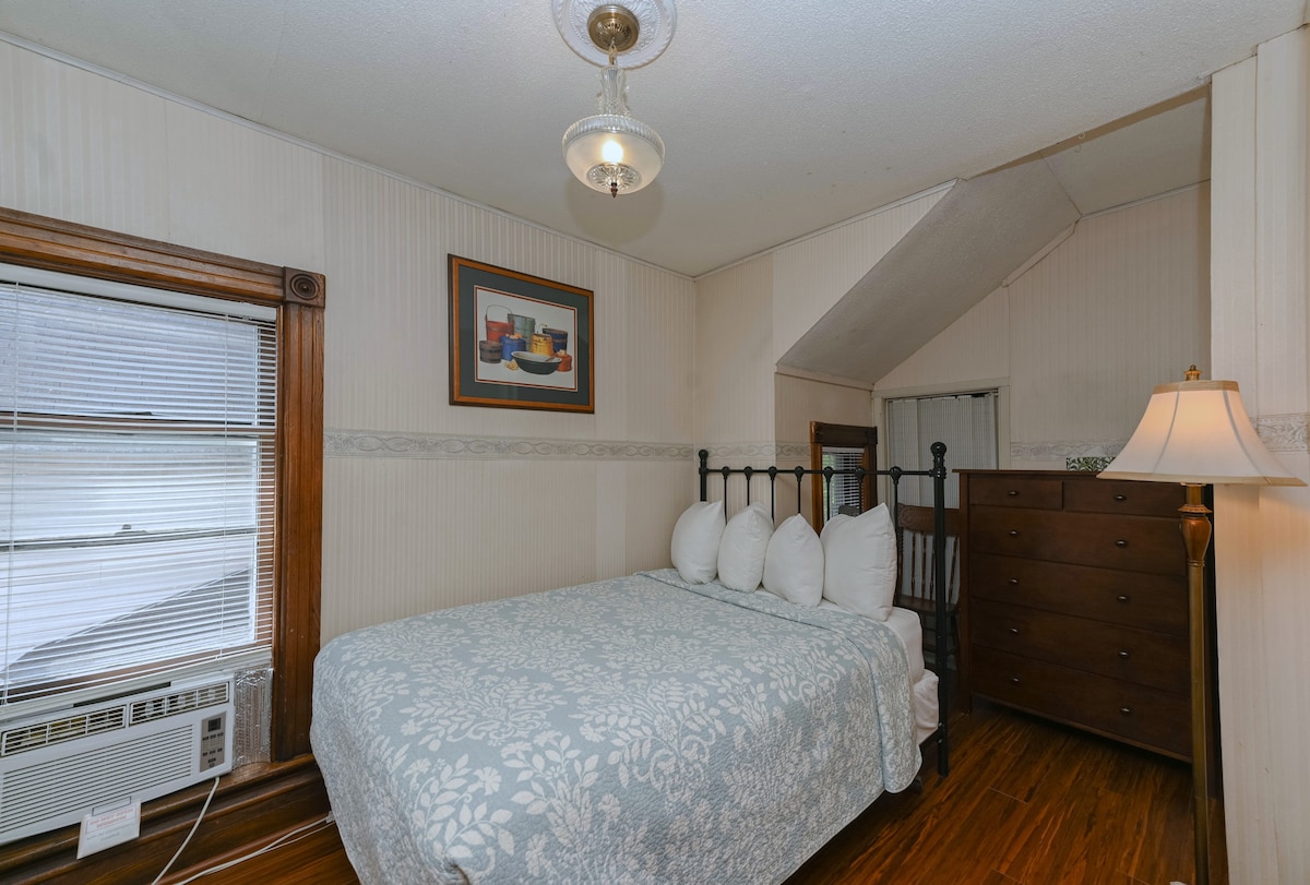 spálňa s manželskou posteľou na poschodí 