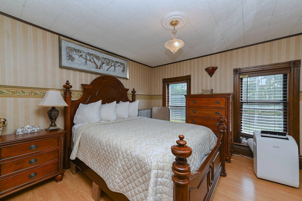 spálňa s manželskou posteľou na poschodí 