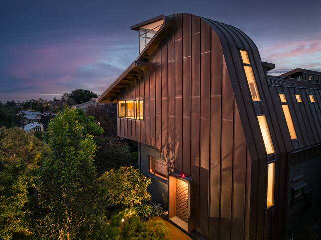 Architectural 3 bedroom Apt with great scenic view