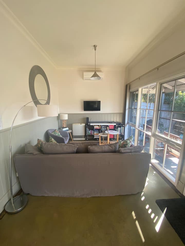 חלל מגורים מואר ונוח עם שפע של ספרים, טלוויזיה, נגן DVD