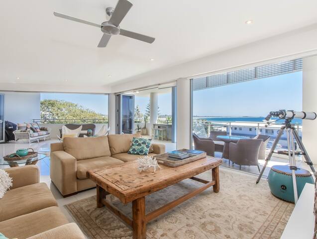 Opposite patrolled beach, surrounded by cáfes gallery image 4