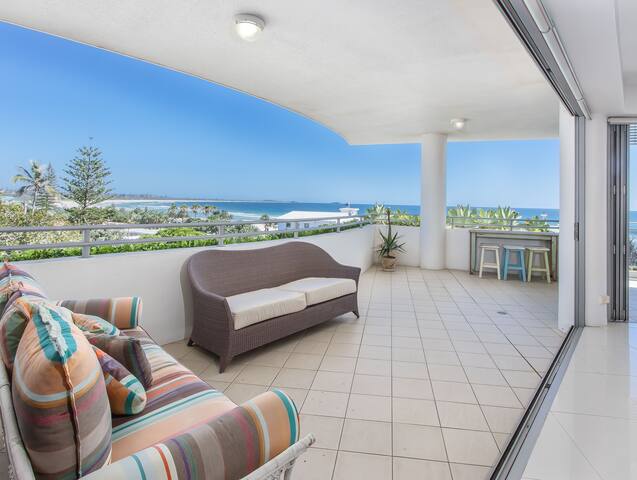 Opposite patrolled beach, surrounded by cáfes