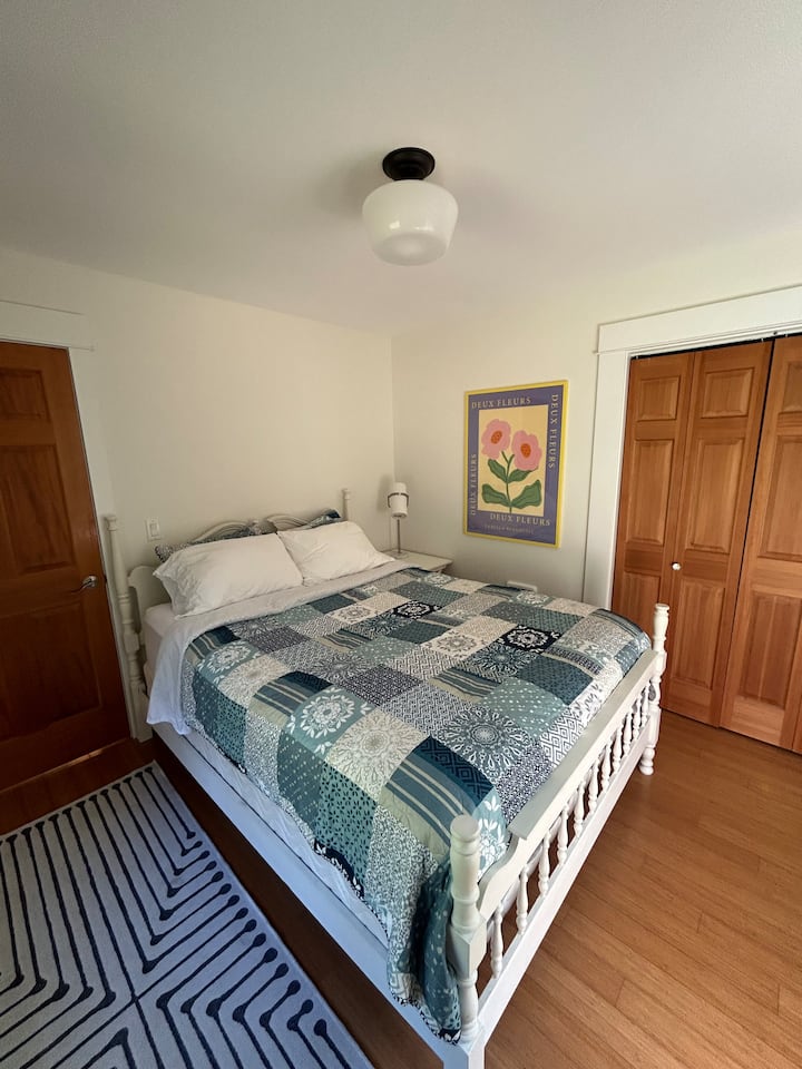 Matelas queen size bio Saatva avec des draps de haute qualité pour des nuits de sommeil de qualité.