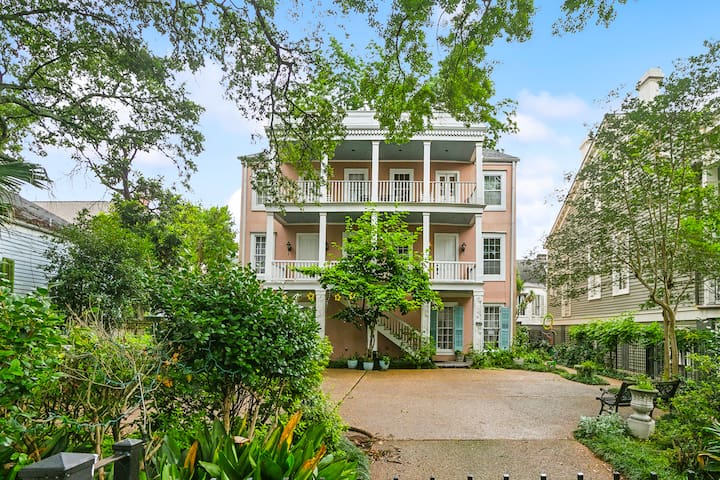 Garden district beauty w/ gated parking