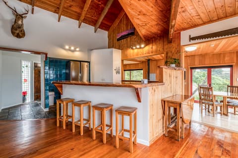 Peaceful Ski Chalet – Lake Taupō Views