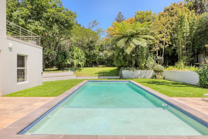 Upper Constantia 5-Bed Family Retreat gallery image 2