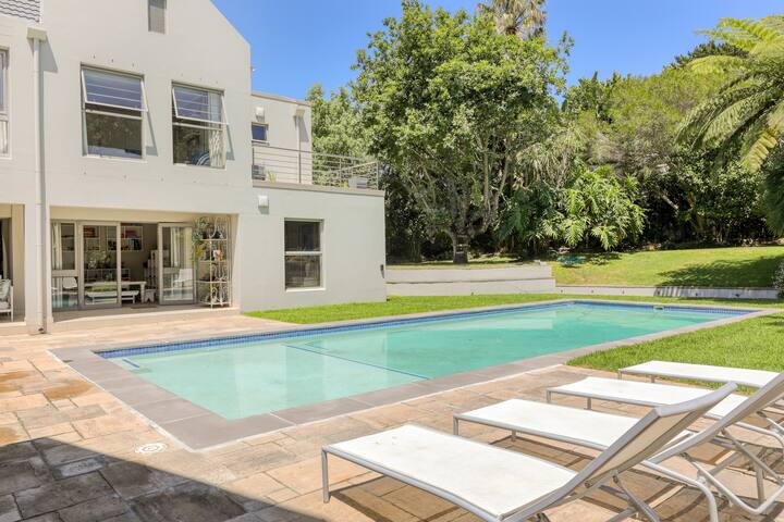 Upper Constantia 5-Bed Family Retreat gallery image 3