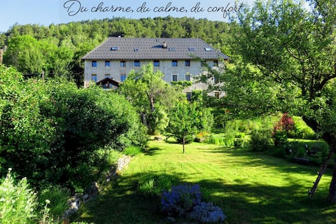 85 m2 in 18th century building, private garden, view.