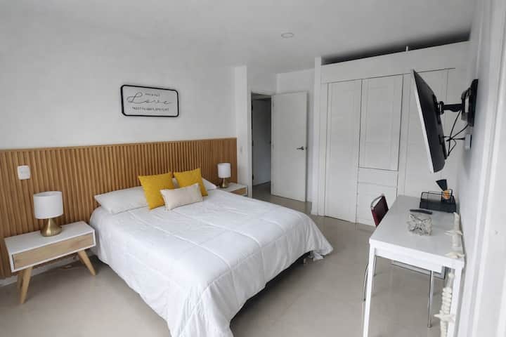 第二间卧室和独立卫生间、智能电视、衣柜和落地风扇