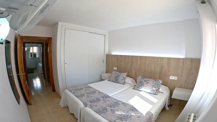 מלתחה מובנית, מאוורר ומראה. 