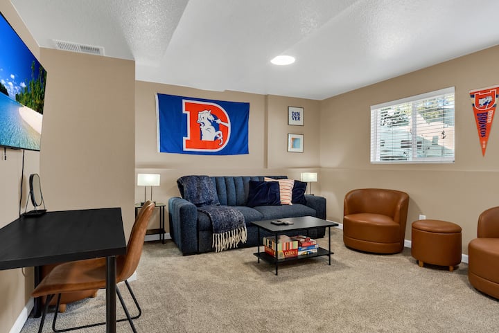 Dhoma e lojërave ka një divan të rehatshëm me fjetje me madhësi të plotë, që ofron një hapësirë të rehatshme dhe të gjithanshme për pushim dhe çlodhje pas një dite argëtimi dhe lojërash.