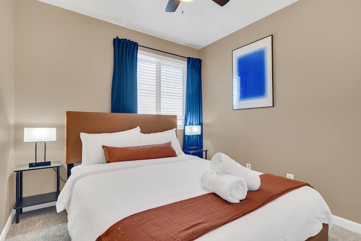 Dhoma e gjumit 3 është projektuar për rehati, me mobilie prej pelushi që krijojnë një atmosferë qetësuese dhe ftuese për një pushim të qetë.