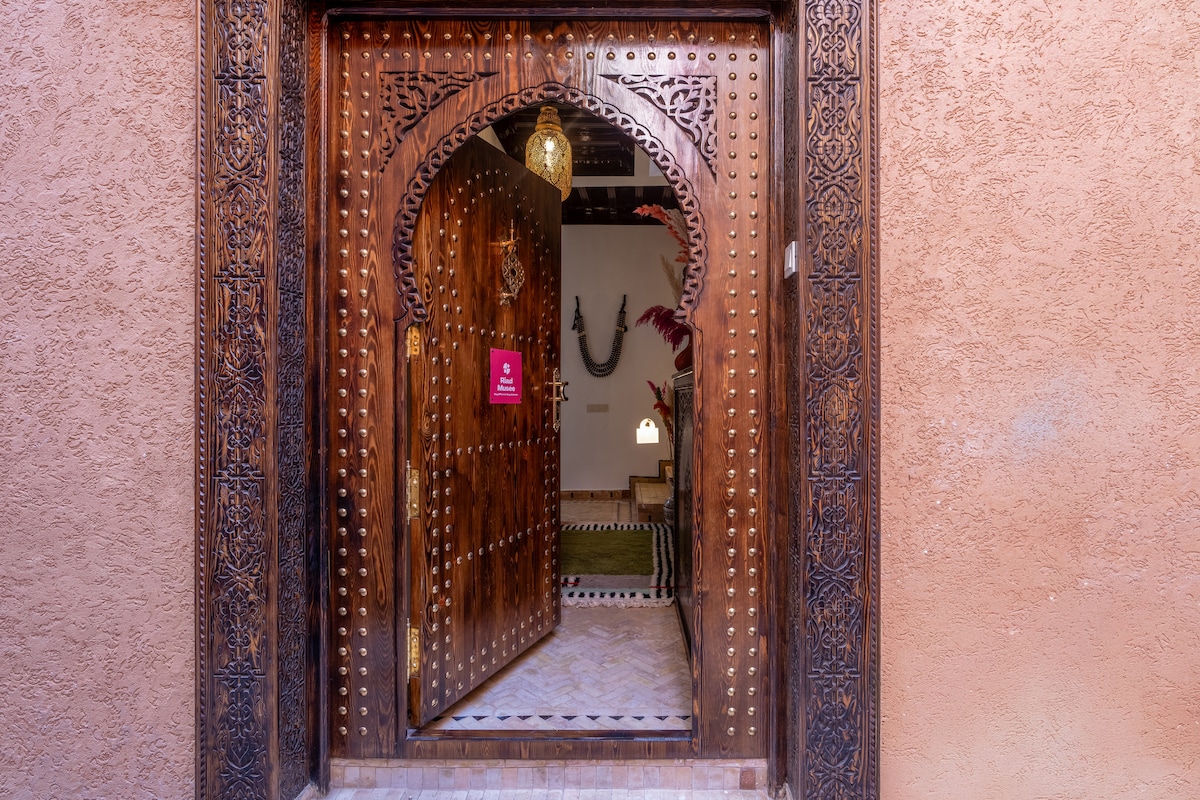 Entrada tradicional de un riad en la medina de Marrakech.
