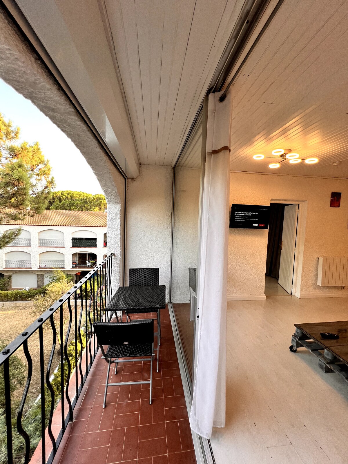 Zgjate dhomën e ndenjjes me një ballkon 5m2, hapësirë për t 'u sistemuar, për të lexuar, për të ngrënë mëngjes ose thjesht për të shijuar pamjen.