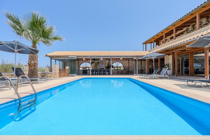 Golden sand beachfront villa, 6 Bedrooms, Rethymno gallery image 2